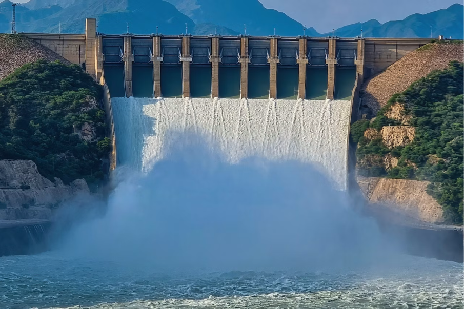 群山之间的大坝溢洪道正在泄水